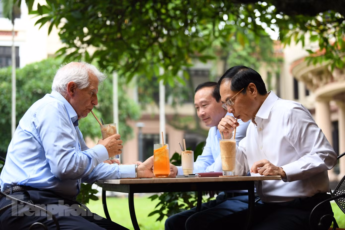 Bộ trưởng Ngoại giao Bùi Thanh Sơn và Đại diện cấp cao EU Josep Borrell thưởng thức cà phê Việt Nam trong sân Bảo tàng. (Ảnh: Như Ý)