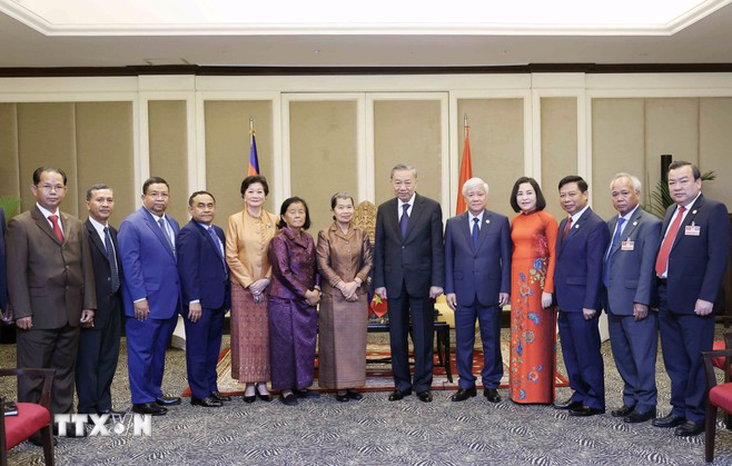 Chủ tịch nước Tô Lâm với Chủ tịch Hội Hữu nghị Campuchia-Việt Nam Men Sam An và các đại biểu. (Ảnh: TTXVN)