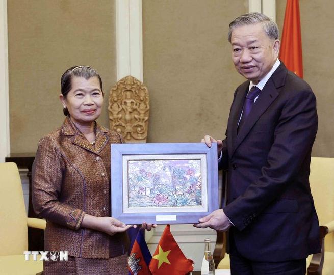 Chủ tịch nước Tô Lâm tặng quà lưu niệm cho Chủ tịch Hội Hữu nghị Campuchia-Việt Nam Samdech Men Sam An. (Ảnh: TTXVN)