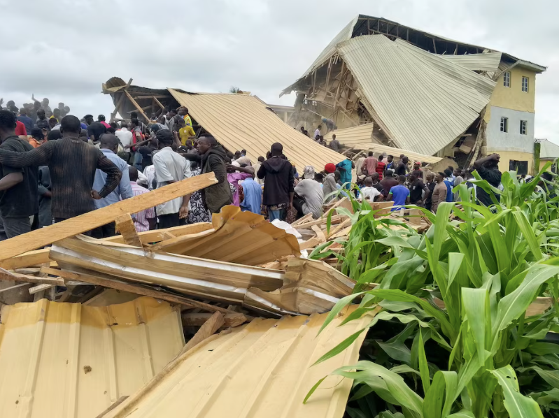 Hiện trường vụ sập trường ở Nigeria. (Ảnh: Reuters)