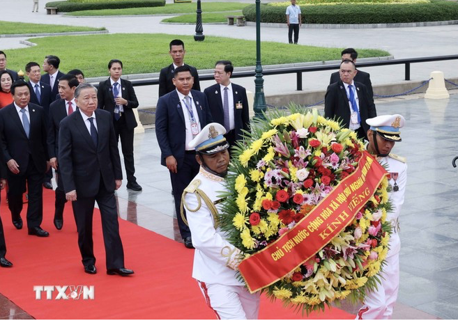Chủ tịch nước Tô Lâm đặt vòng hoa tại Đài Hữu nghị Việt Nam-Campuchia. (Ảnh: TTXVN)