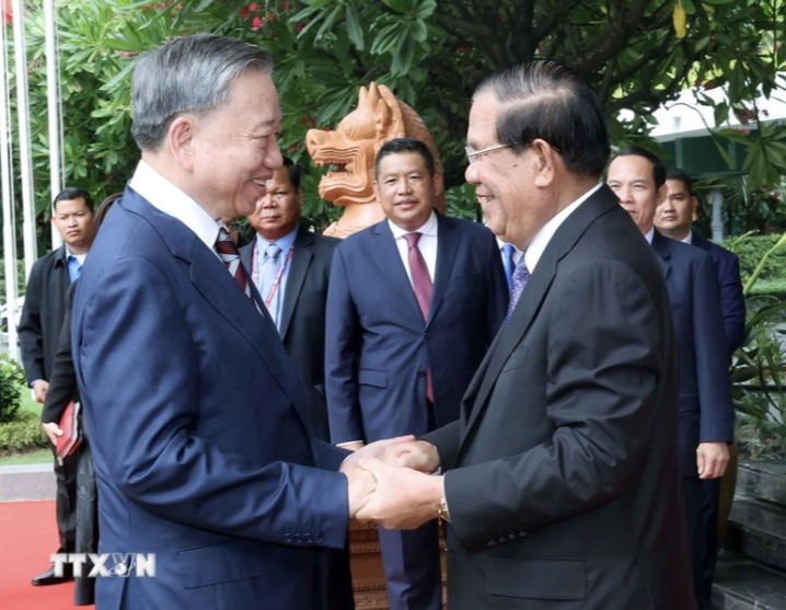 Chủ tịch Thượng viện Hun Sen đón Chủ tịch nước Tô Lâm, ngày 12/7. (Ảnh: TTXVN) Chủ tịch Thượng viện Hun Sen đón Chủ tịch nước Tô Lâm, ngày 12/7. (Ảnh: TTXVN)