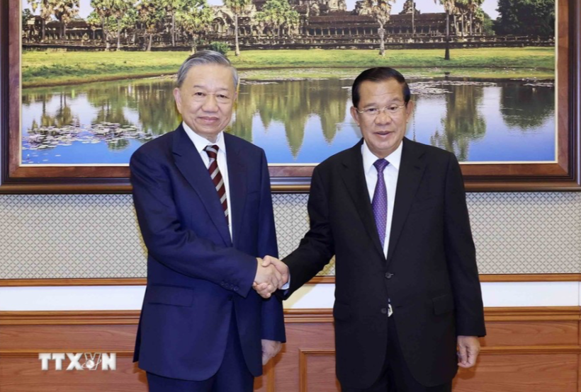 Chủ tịch nước Tô Lâm và Chủ tịch Thượng viện Hun Sen chụp ảnh chung trước cuộc hội đàm ngày 12/7. (Ảnh: TTXVN) Chủ tịch nước Tô Lâm và Chủ tịch Thượng viện Hun Sen chụp ảnh chung trước cuộc hội đàm ngày 12/7. (Ảnh: TTXVN)