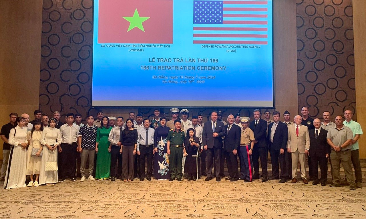 Đại diện các cơ quan, tổ chức tham dự lễ bàn giao. (Ảnh: Mofa) Đại diện các cơ quan, tổ chức tham dự lễ bàn giao. (Ảnh: Mofa)