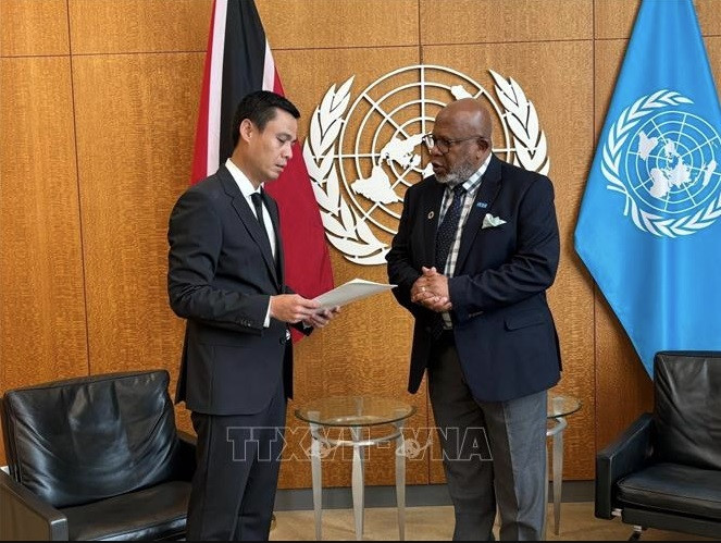 Chủ tịch Đại hội đồng LHQ khóa 78 Dennis Francis gặp Đại sứ Đặng Hoàng Giang. (Ảnh: TTXVN) Chủ tịch Đại hội đồng LHQ khóa 78 Dennis Francis gặp Đại sứ Đặng Hoàng Giang. (Ảnh: TTXVN)