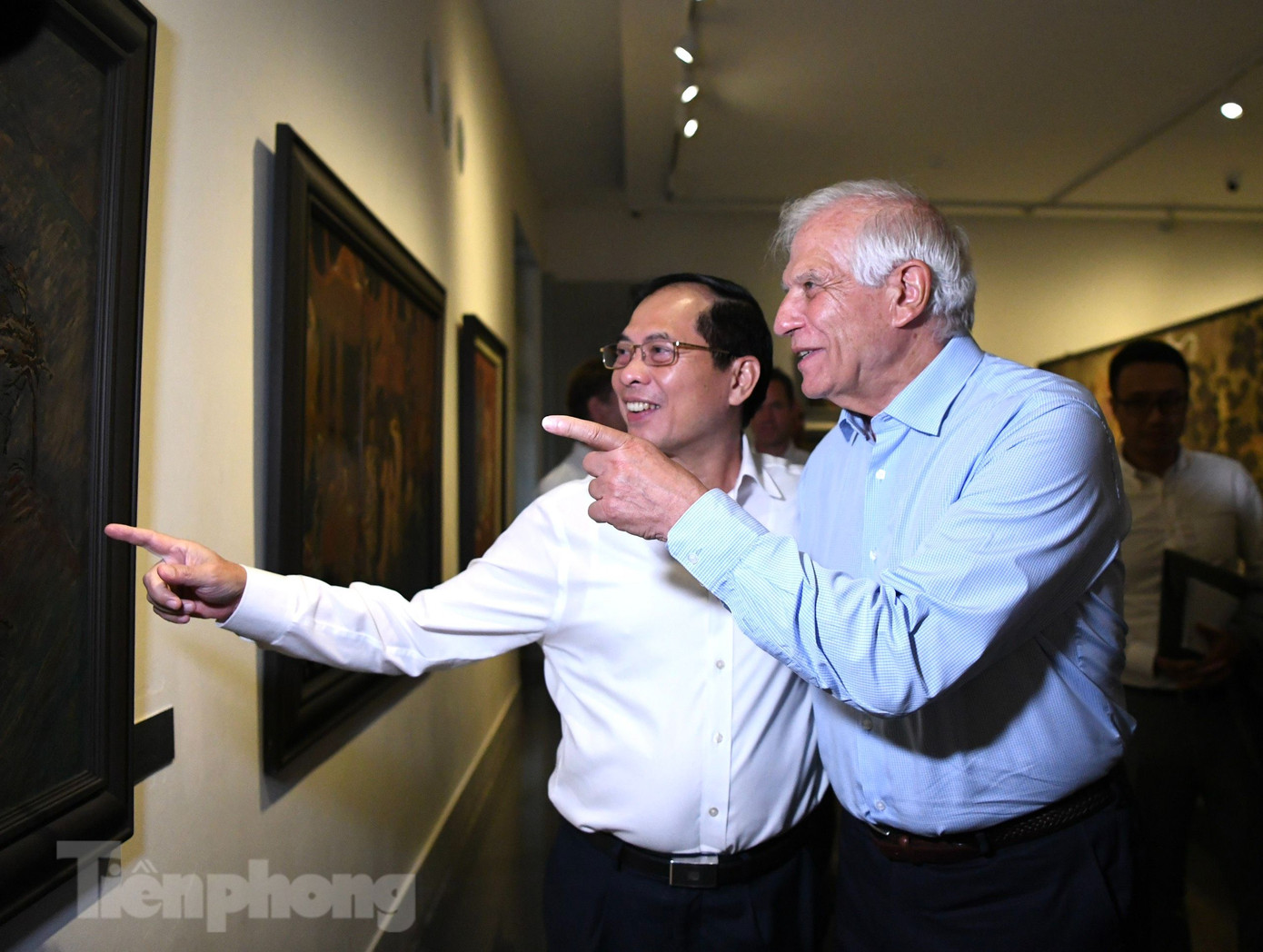 Bộ trưởng Ngoại giao Bùi Thanh Sơn và Đại diện cấp cao EU Josep Borrell thăm Bảo tàng Mỹ thuật Việt Nam. (Ảnh: Như Ý) Bộ trưởng Ngoại giao Bùi Thanh Sơn và Đại diện cấp cao EU Josep Borrell thăm Bảo tàng Mỹ thuật Việt Nam. (Ảnh: Như Ý)
