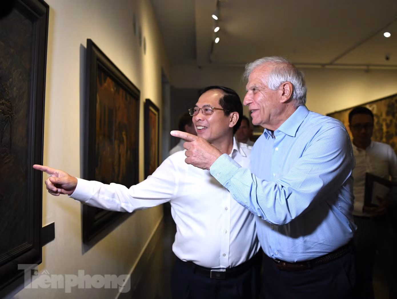 Bộ trưởng Ngoại giao Bùi Thanh Sơn và Đại diện cấp cao EU Josep Borrell thăm Bảo tàng Mỹ thuật Việt Nam. (Ảnh: Như Ý)