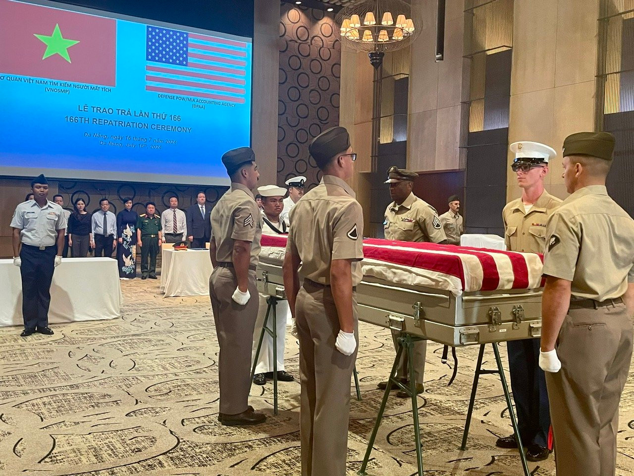 Hình ảnh tại lễ bàn giao hài cốt quân nhân Mỹ. (Ảnh: Mofa) Hình ảnh tại lễ bàn giao hài cốt quân nhân Mỹ. (Ảnh: Mofa)