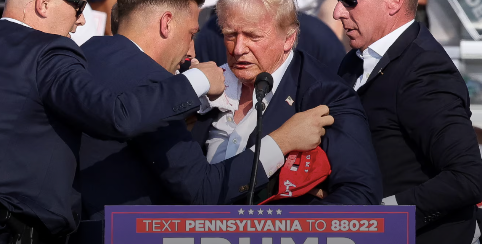 Ông Trump bị trúng đạn vào tai phải. (Ảnh: Reuters)