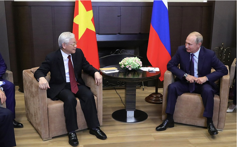 Tổng Bí thư Nguyễn Phú Trọng trò chuyện với Tổng thống Nga Vladimir Putin trong chuyến thăm Nga năm 2018. (Ảnh: TTXVN)