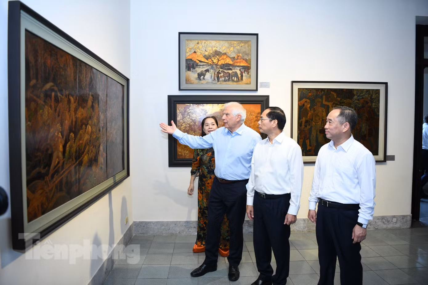 Bộ trưởng Ngoại giao Bùi Thanh Sơn và Đại diện cấp cao EU Josep Borrell nghe giới thiệu về tác phẩm nghệ thuật trong Bảo tàng. (Ảnh: Như Ý)
