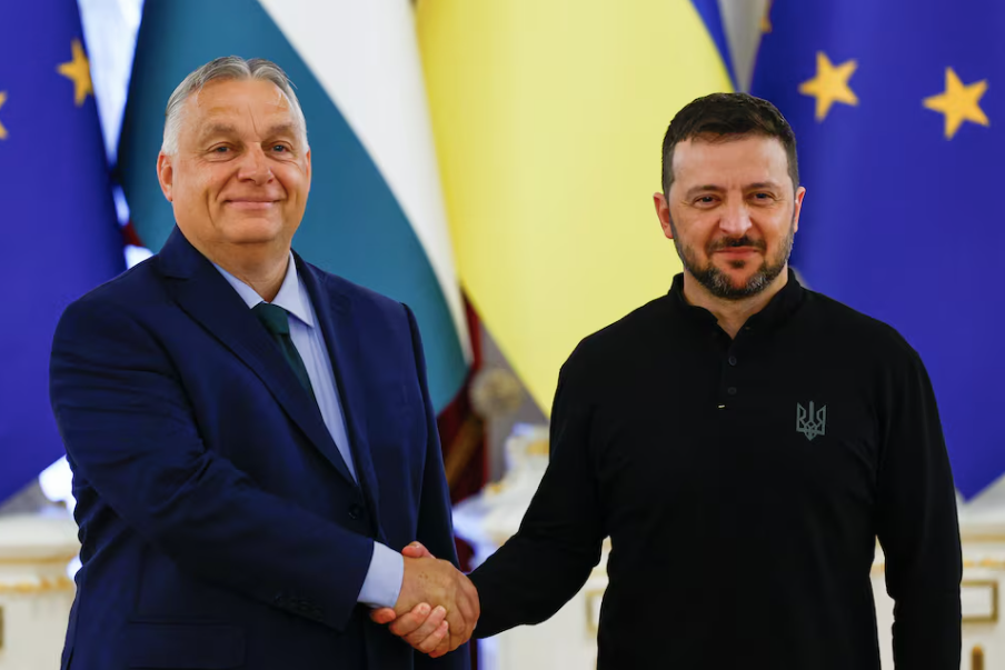 Tổng thống Ukraine Volodymir Zelensky trong cuộc gặp Thủ tướng Hungary Viktor Orban tại Kiev, ngày 2/7. (Ảnh: Reuters)