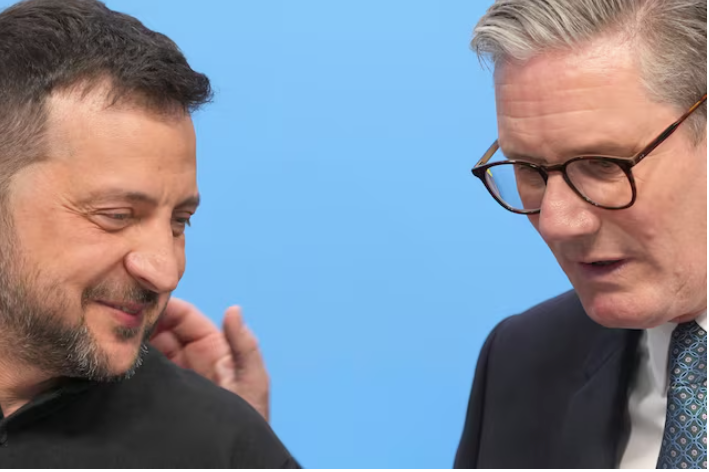 Thủ tướng Anh Keir Starmer và Tổng thống Ukraine Volodymir Zelensky. (Ảnh: Reuters)