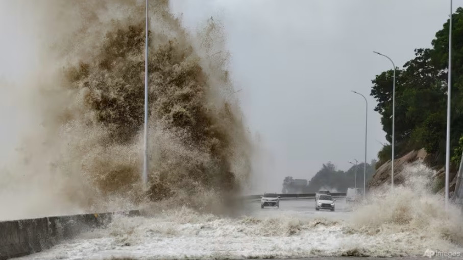 Sóng lớn ập vào một con đường ở tỉnh Phúc Kiến ngày 26/7. (Ảnh: Xinhua)