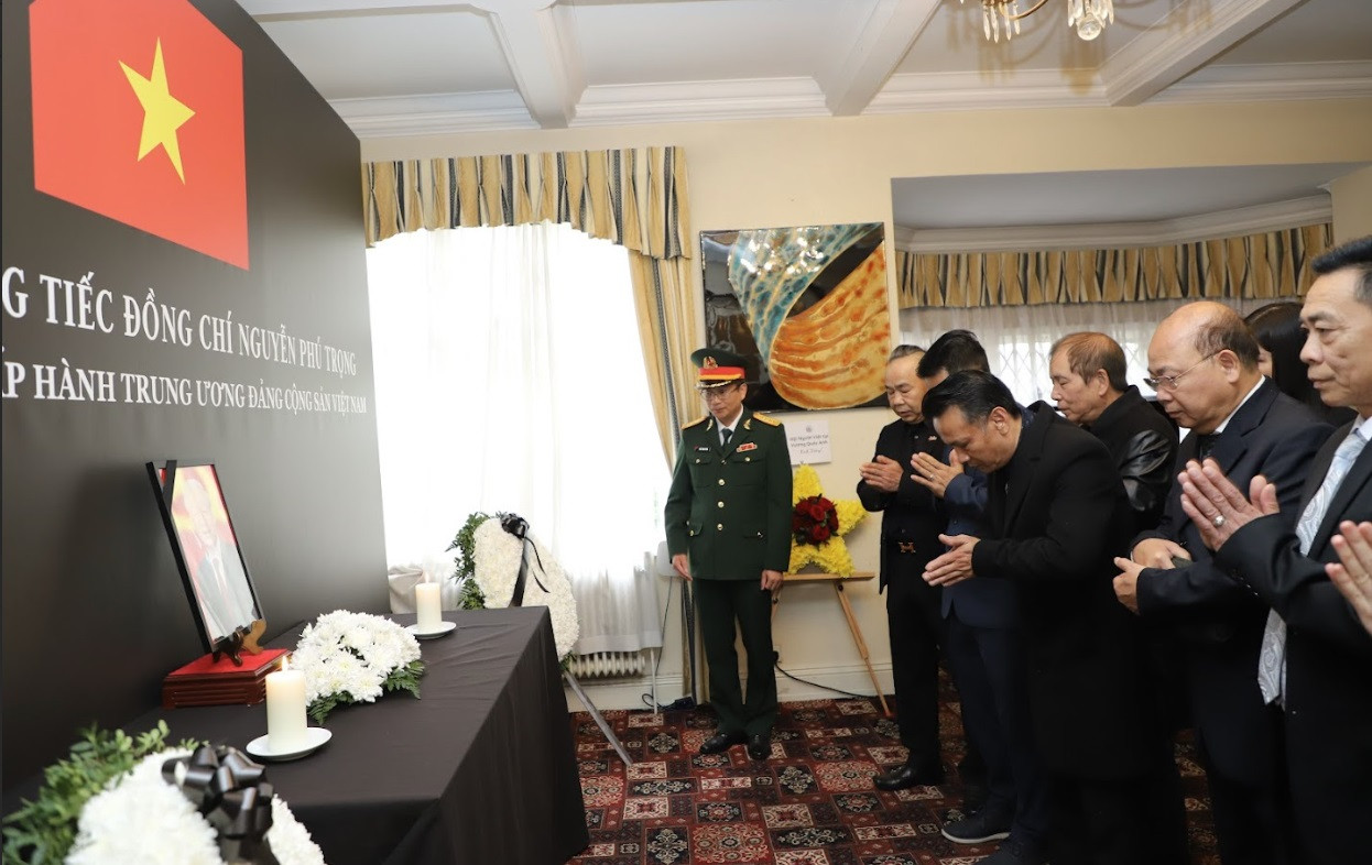 Lễ viếng Tổng Bí thư Nguyễn Phú Trọng tại Đại sứ quán Việt Nam ở Anh. (Ảnh: Mofa) Lễ viếng Tổng Bí thư Nguyễn Phú Trọng tại Đại sứ quán Việt Nam ở Anh. (Ảnh: Mofa)