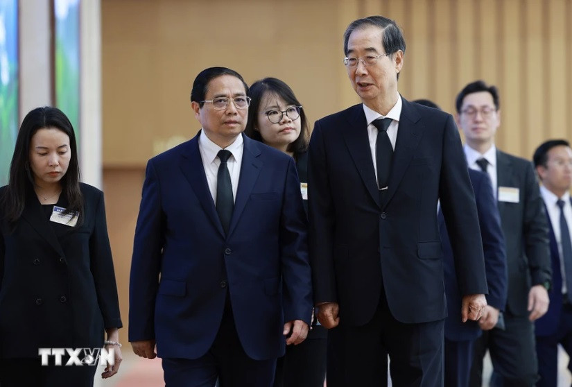 Thủ tướng Phạm Minh Chính và Thủ tướng Hàn Quốc Han Duck Soo trong cuộc tiếp ngày 25/7. (Ảnh: TTXVN)