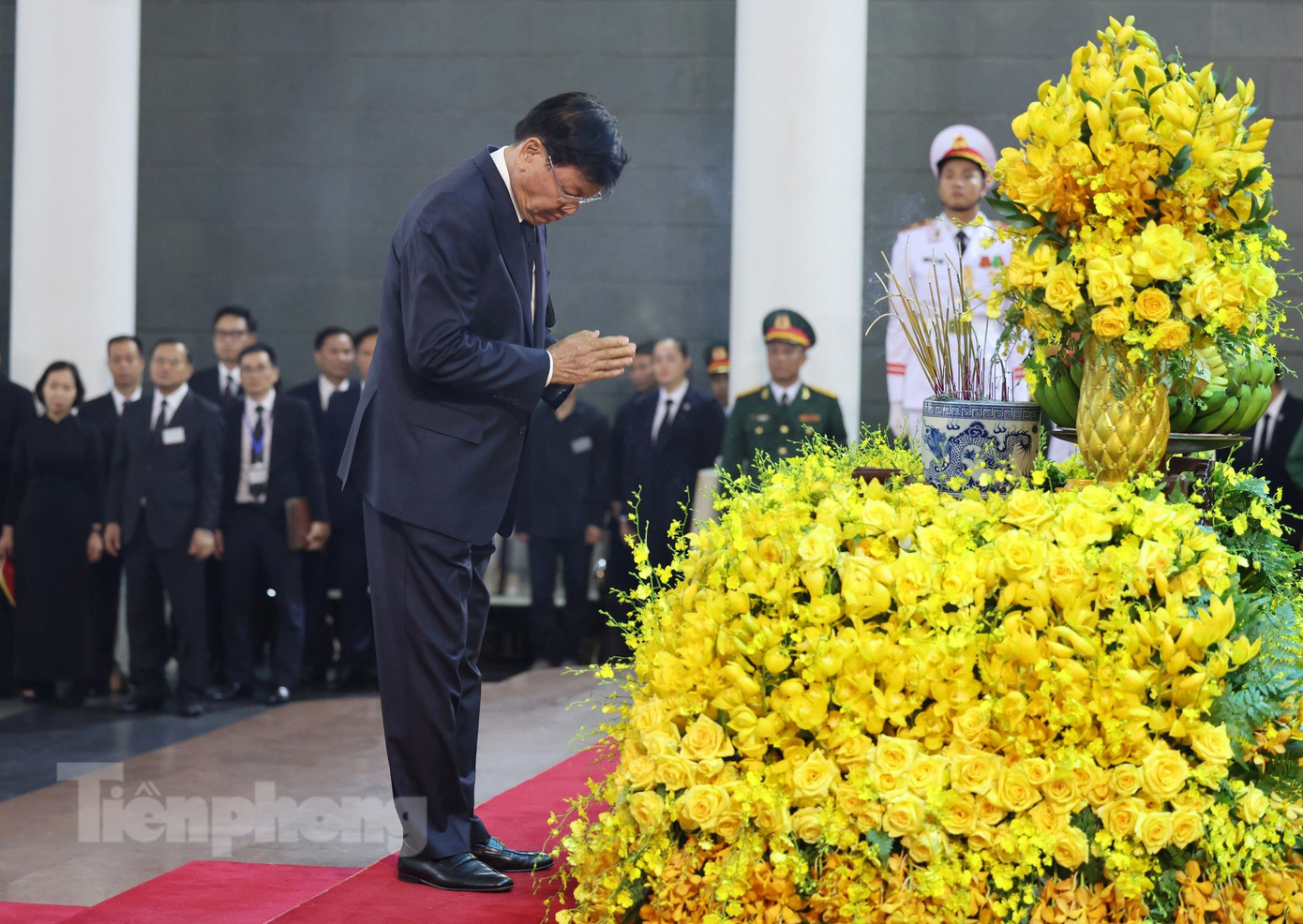 Tổng Bí thư Đảng Nhân dân cách mạng Lào (LPRP), Chủ tịch nước Lào Thongloun Sisoulith viếng Tổng Bí thư Nguyễn Phú Trọng. (Ảnh: Như Ý)