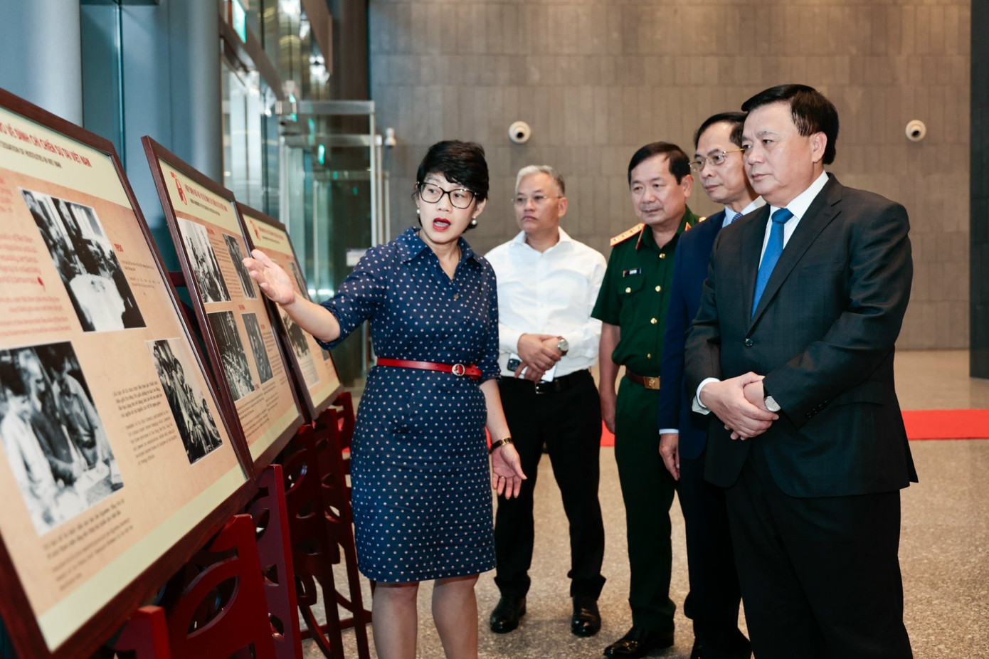 Các hình ảnh về sự kiện ký Hiệp định Geneve về đình chỉ chiến sự ở Việt Nam được trưng bày nhân dịp diễn ra Hội thảo, sáng 19/7. (Ảnh: Như Ý)