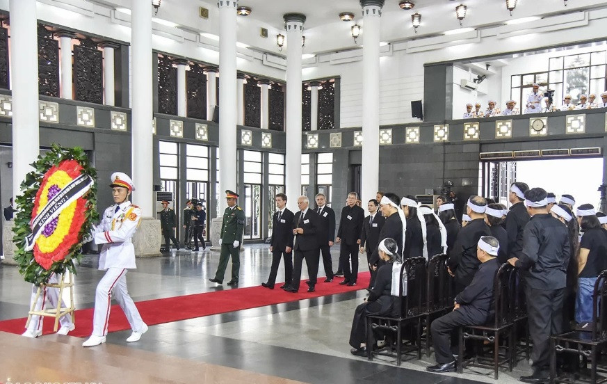 Đoàn Liên minh châu Âu (EU) do đại diện cấp cao phụ trách chính sách an ninh và đối ngoại của EU, Phó Chủ tịch Ủy ban châu Âu Josep Borrell dẫn đầu, viếng Tổng Bí thư Nguyễn Phú Trọng. (Ảnh: Baoquocte)