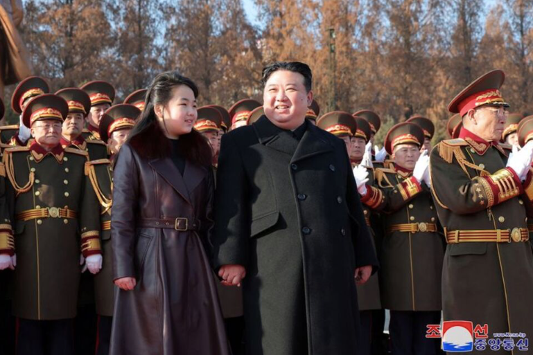 Chủ tịch Triều Tiên Kim Jong Un và con gái Kim Ju Ae. (Ảnh: KCNA) Chủ tịch Triều Tiên Kim Jong Un và con gái Kim Ju Ae. (Ảnh: KCNA)