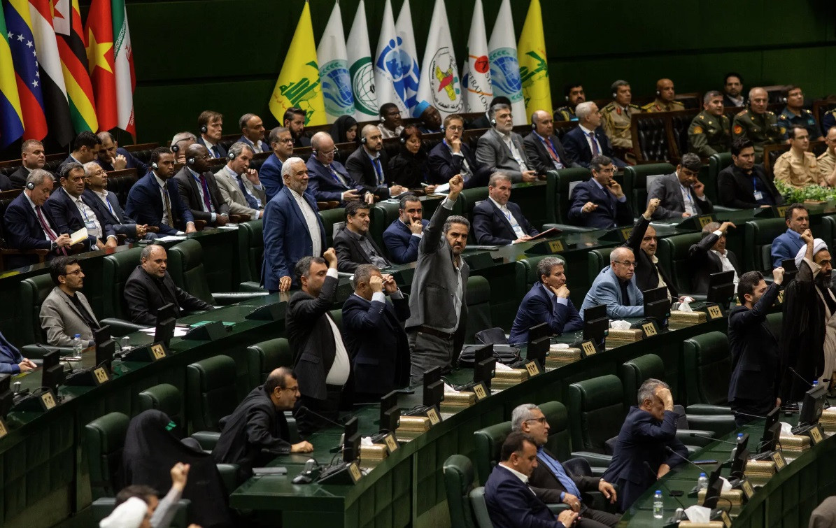 Một số nghị sĩ Iran hô khẩu hiệu chống Israel trong lễ nhậm chức tổng thống, ngày 30/7. (Ảnh: NYT) Một số nghị sĩ Iran hô khẩu hiệu chống Israel trong lễ nhậm chức tổng thống, ngày 30/7. (Ảnh: NYT)