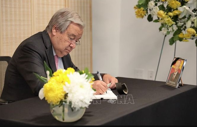 Tổng Thư ký Liên Hợp Quốc Antonio Guterres viết Sổ tang sau khi viếng Tổng Bí thư Nguyễn Phú Trọng tại Phái đoàn thường trực Việt Nam tại Liên Hợp Quốc ở New York (Mỹ). (Ảnh: Thanh Tuấn/Phóng viên TTXVN) Tổng Thư ký Liên Hợp Quốc Antonio Guterres viết Sổ tang sau khi viếng Tổng Bí thư Nguyễn Phú Trọng tại Phái đoàn thường trực Việt Nam tại Liên Hợp Quốc ở New York (Mỹ). (Ảnh: Thanh Tuấn/Phóng viên TTXVN)