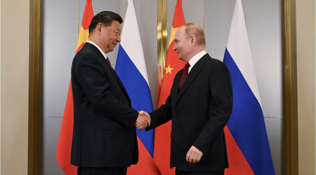 Tổng thống Nga Vladimir Putin gặp Chủ tịch Trung Quốc Tập Cận Bình bên lề thượng đỉnh SCO tại Astana, ngày 3/7. (Ảnh: Sputnik)