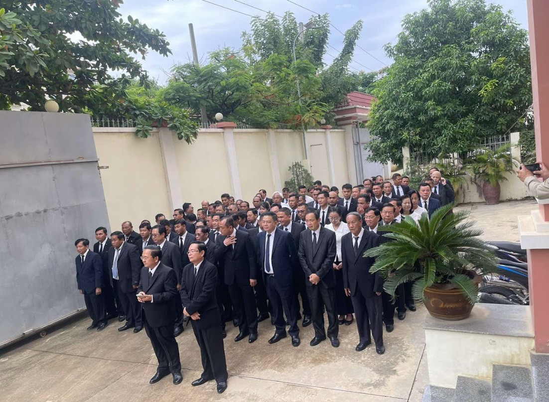 Đoàn tỉnh Battambang gồm 122 người do Chủ tịch Đảng CPP kiêm Tỉnh trưởng, Chủ tịch Hội đồng tỉnh dẫn đầu, đến viếng Tổng Bí thư Nguyễn Phú Trọng tại Tổng Lãnh sự quán Việt Nam tại Battambang. (Ảnh: Mofa) Đoàn tỉnh Battambang gồm 122 người do Chủ tịch Đảng CPP kiêm Tỉnh trưởng, Chủ tịch Hội đồng tỉnh dẫn đầu, đến viếng Tổng Bí thư Nguyễn Phú Trọng tại Tổng Lãnh sự quán Việt Nam tại Battambang. (Ảnh: Mofa)