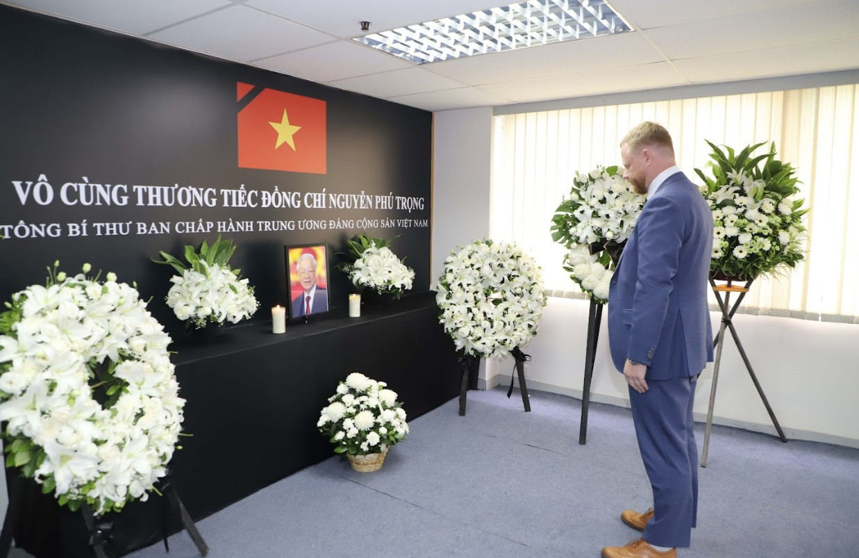 Phó Tổng Lãnh sự Nga tại Hong Kong viếng Tổng Bí thư Nguyễn Phú Trọng. (Ảnh: Mofa) Phó Tổng Lãnh sự Nga tại Hong Kong viếng Tổng Bí thư Nguyễn Phú Trọng. (Ảnh: Mofa)