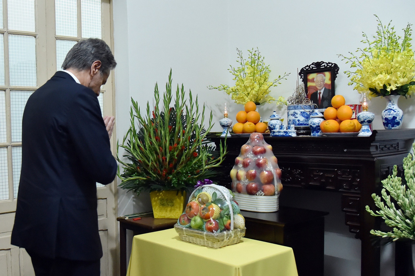 Ngoại trưởng Blinken thắp hương viếng Tổng Bí thư Nguyễn Phú Trọng tại nhà. (Ảnh: Nhật Minh)