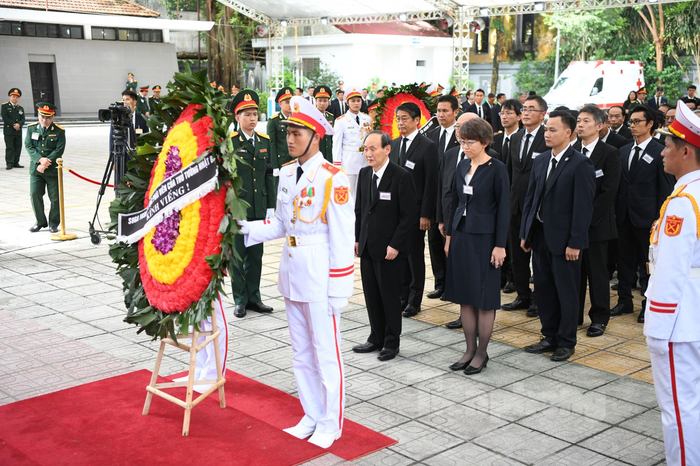 Nguyên Thủ tướng Nhật Bản Yoshihide Suga dẫn đoàn đại biểu cấp cao Nhật Bản viếng Tổng Bí thư Nguyễn Phú Trọng. (Ảnh: Như Ý)