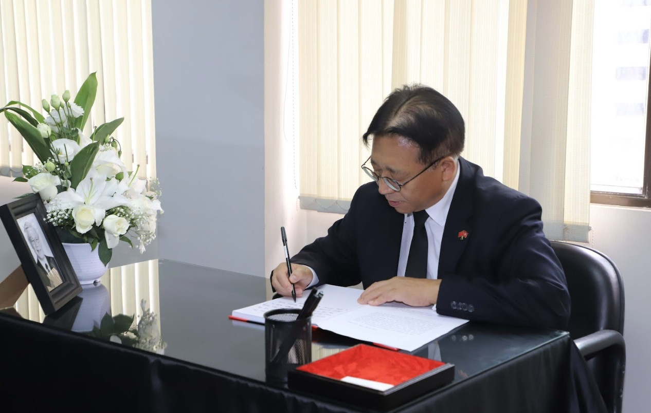 Đặc phái viên Bộ Ngoại giao Trung Quốc tại Hong Kong (Trung Quốc) Thôi Kiến Xuân ghi sổ tang. (Ảnh: Mofa) Đặc phái viên Bộ Ngoại giao Trung Quốc tại Hong Kong (Trung Quốc) Thôi Kiến Xuân ghi sổ tang. (Ảnh: Mofa)