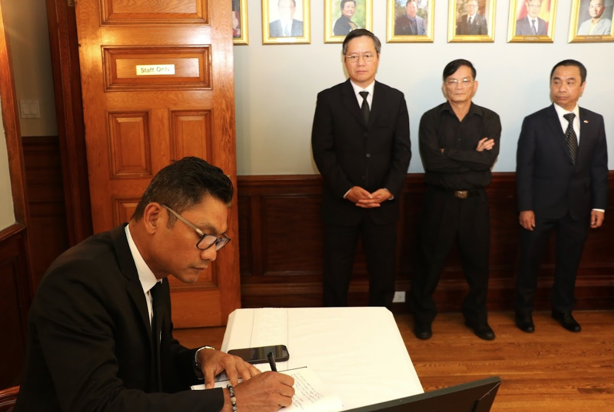 Đại sứ Indonesia tại Canada ghi sổ tang. (Ảnh: Mofa) Đại sứ Indonesia tại Canada ghi sổ tang. (Ảnh: Mofa)