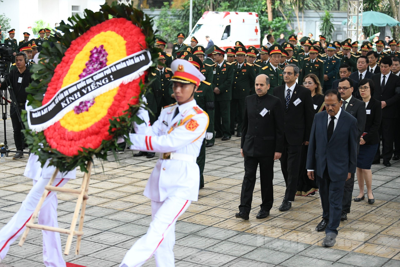 Cố vấn An ninh Quốc gia Ấn Độ Ajit Doval dẫn đoàn Ấn Độ viếng Tổng Bí thư Nguyễn Phú Trọng. (Ảnh: Như Ý)