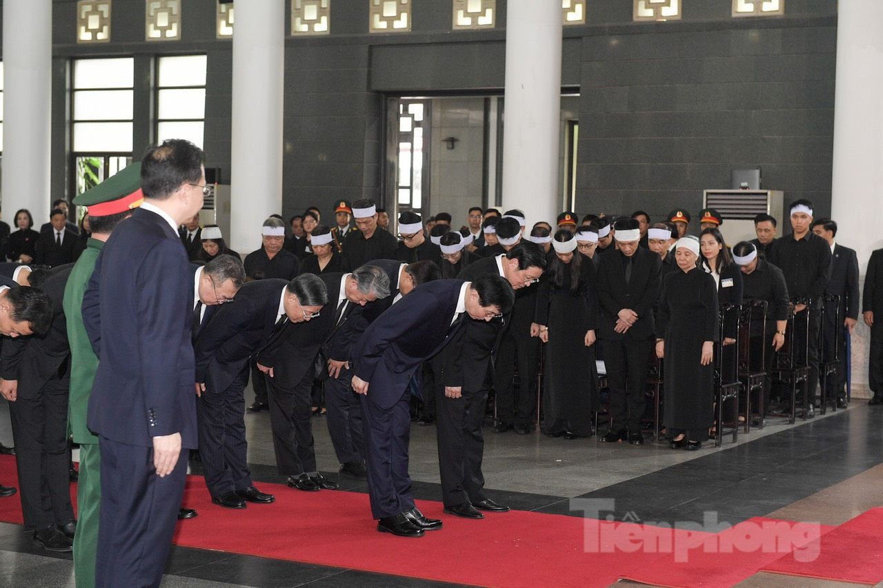Chủ tịch Chính hiệp Trung Quốc Vương Hộ Ninh và các thành viên đoàn đại biểu cấp cao Trung Quốc nghiêng mình trước linh cữu Tổng Bí thư Nguyễn Phú Trọng. (Ảnh: Như Ý)