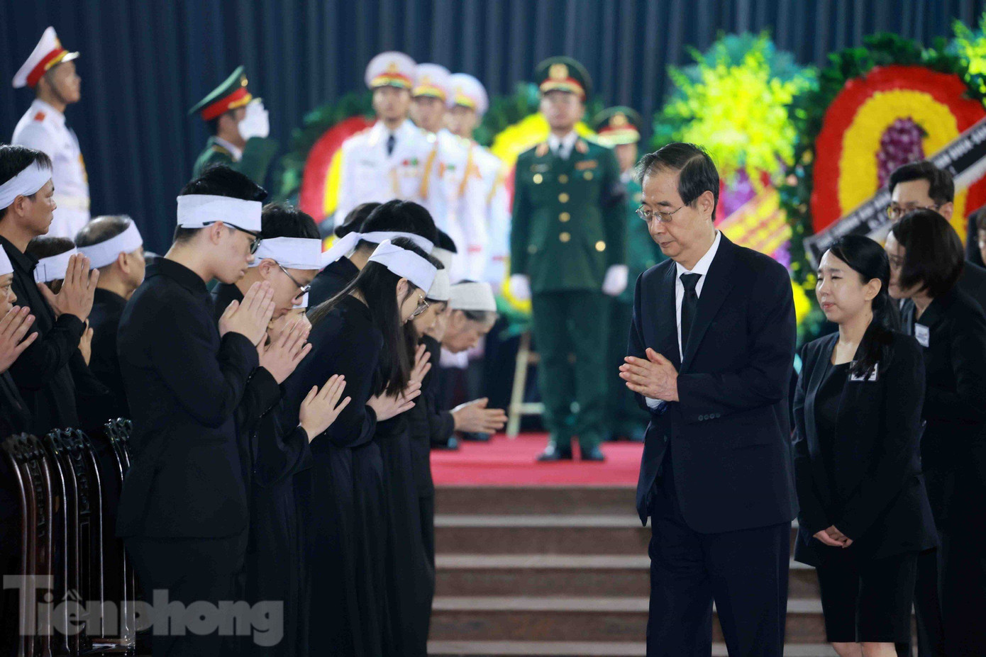 Thủ tướng Hàn Quốc Han Duck Soo chia buồn với gia quyến Tổng Bí thư Nguyễn Phú Trọng. (Ảnh: Như Ý)