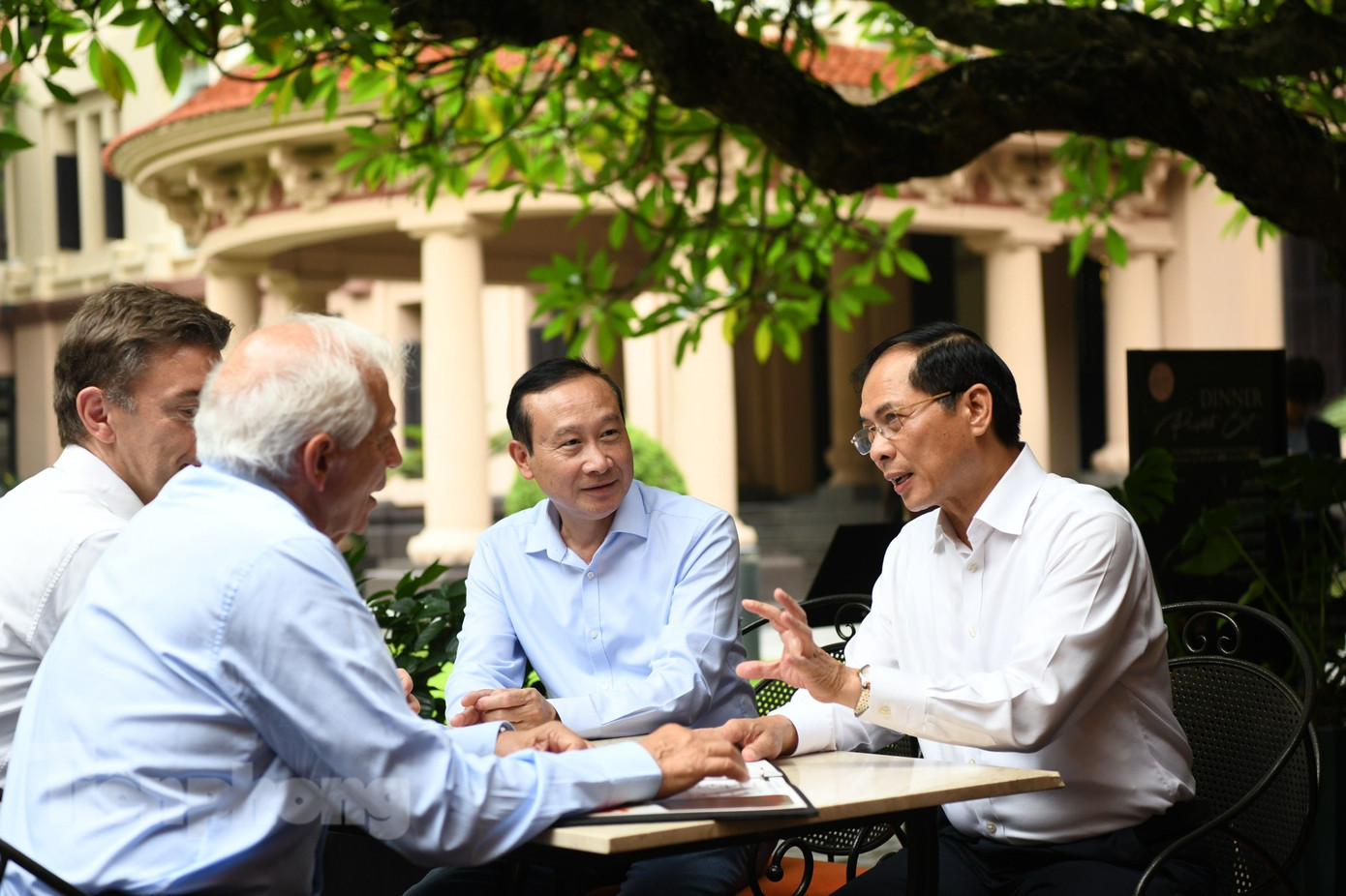 Bộ trưởng Ngoại giao Bùi Thanh Sơn cùng Đại diện cấp cao EU Josep Borrell, Đại sứ Việt Nam tại EU Nguyễn Văn Thảo và Đại sứ EU tại Việt Nam Julien Guerrier trò chuyện trong sân Bảo tàng Mỹ thuật. (Ảnh: Như Ý) Bộ trưởng Ngoại giao Bùi Thanh Sơn cùng Đại diện cấp cao EU Josep Borrell, Đại sứ Việt Nam tại EU Nguyễn Văn Thảo và Đại sứ EU tại Việt Nam Julien Guerrier trò chuyện trong sân Bảo tàng Mỹ thuật. (Ảnh: Như Ý)