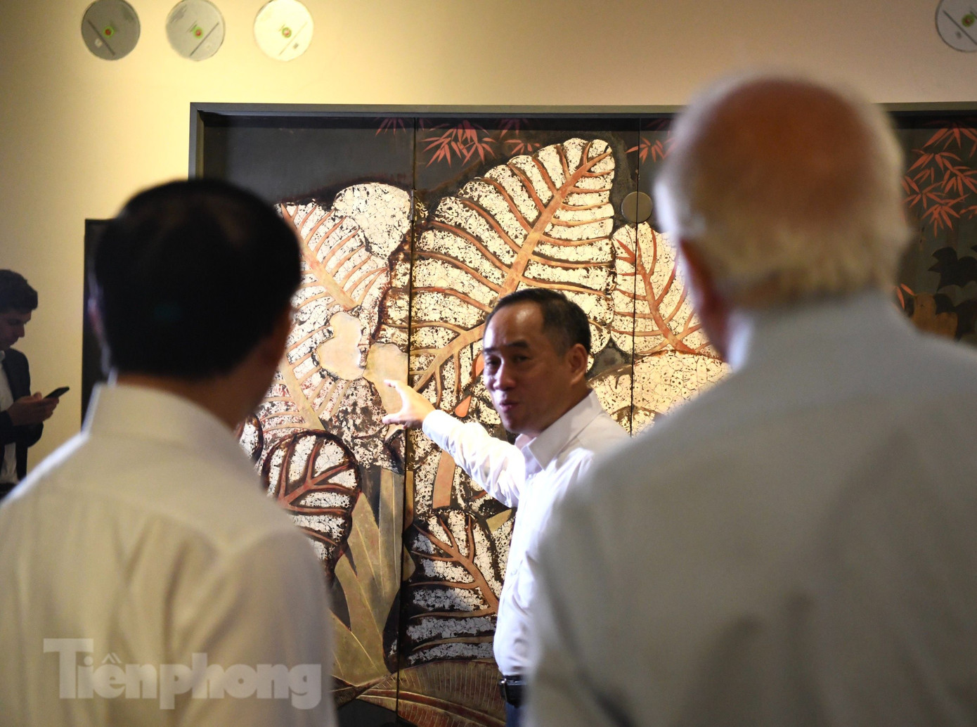 Bộ trưởng Ngoại giao Bùi Thanh Sơn và Đại diện cấp cao EU Josep Borrell nghe giới thiệu về tác phẩm nghệ thuật trong Bảo tàng. (Ảnh: Như Ý) Bộ trưởng Ngoại giao Bùi Thanh Sơn và Đại diện cấp cao EU Josep Borrell nghe giới thiệu về tác phẩm nghệ thuật trong Bảo tàng. (Ảnh: Như Ý)