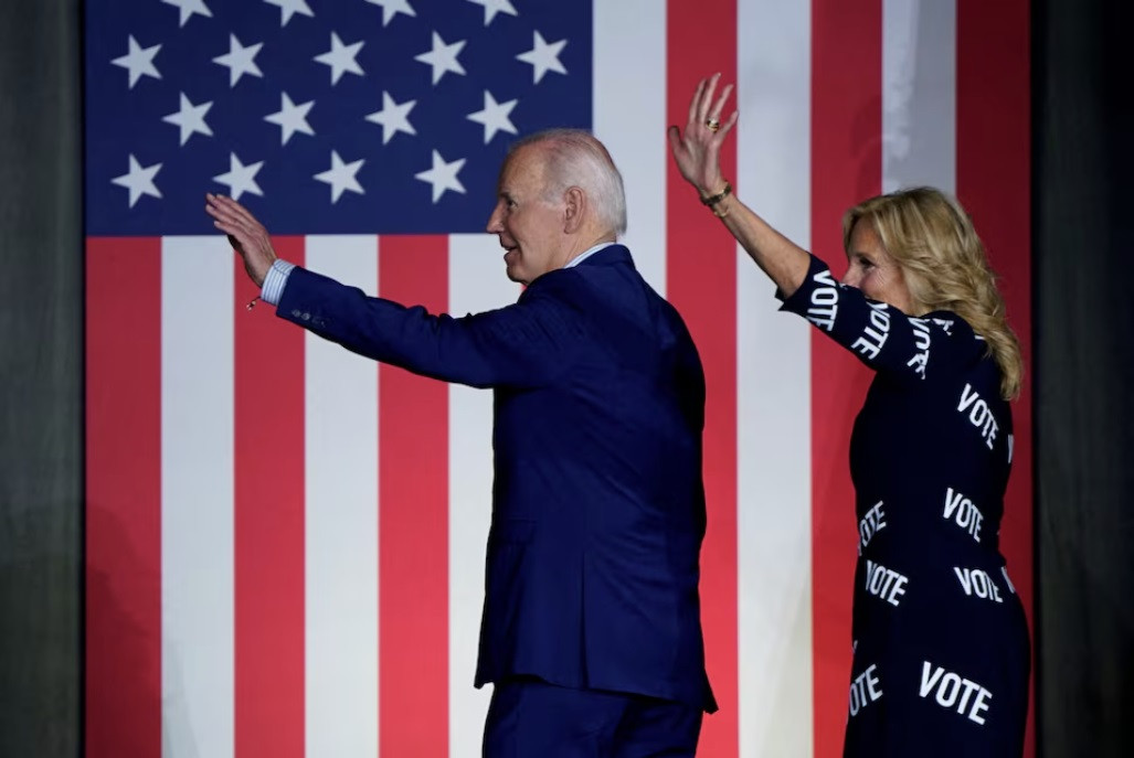 Tổng thống Mỹ Biden và phu nhân vẫy tay chào sau cuộc vận động ở bang Bắc Carolina, ngày 28/6. (Ảnh: Reuters) Tổng thống Mỹ Biden và phu nhân vẫy tay chào sau cuộc vận động ở bang Bắc Carolina, ngày 28/6. (Ảnh: Reuters)