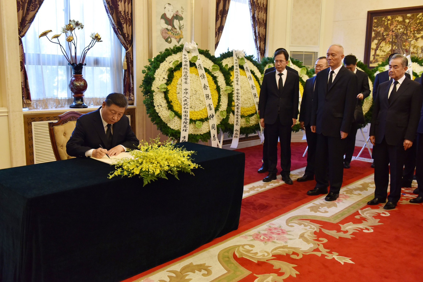 Tổng Bí thư, Chủ tịch nước Trung Quốc Tập Cận Bình ghi sổ tang tưởng nhớ Tổng Bí thư Nguyễn Phú Trọng tại Đại sứ quán Việt Nam ở Bắc Kinh. (Ảnh: Mofa)