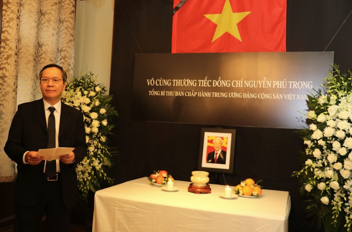 Đại sứ Việt Nam tại Canada Phạm Vinh Quang đọc điếu văn tưởng nhớ Tổng Bí thư Nguyễn Phú Trọng. (Ảnh: Mofa) Đại sứ Việt Nam tại Canada Phạm Vinh Quang đọc điếu văn tưởng nhớ Tổng Bí thư Nguyễn Phú Trọng. (Ảnh: Mofa)