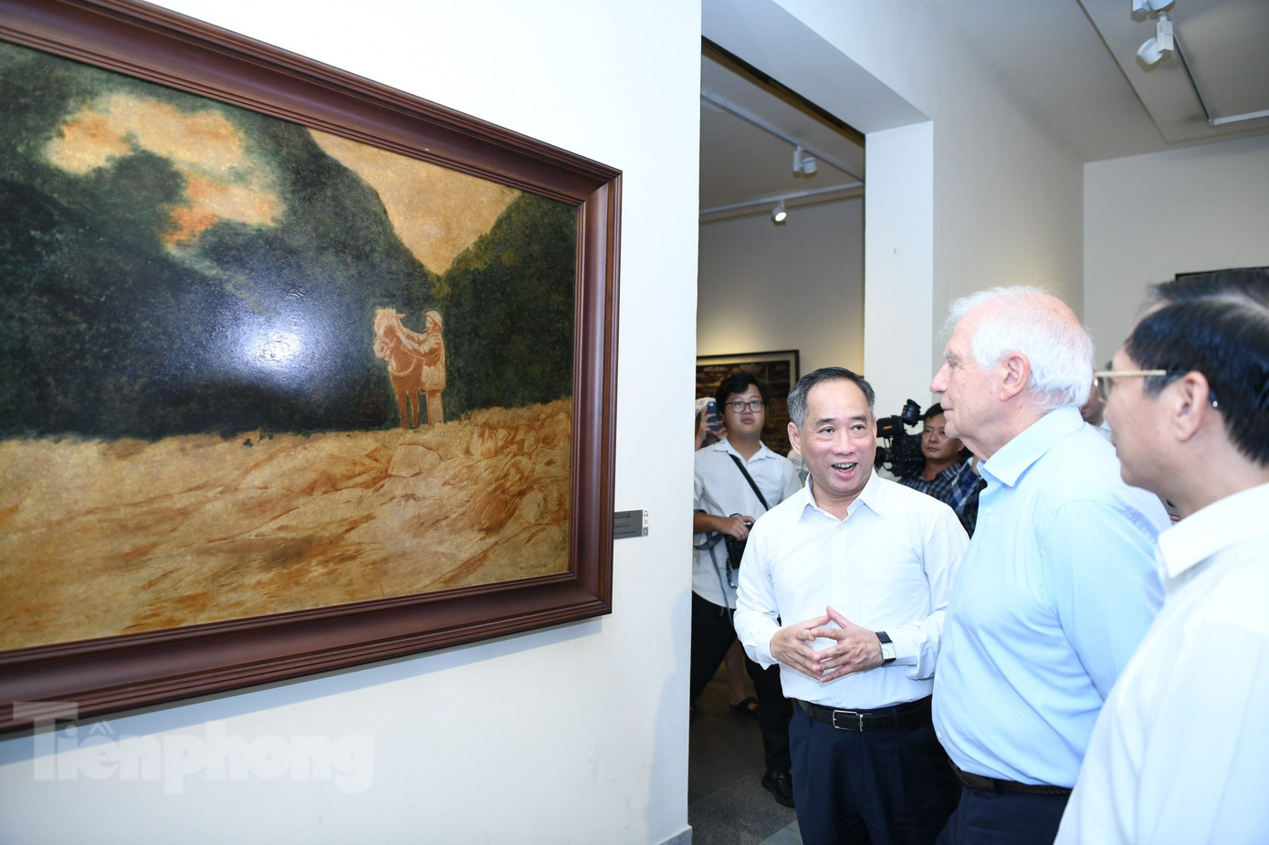 Bộ trưởng Ngoại giao Bùi Thanh Sơn và Đại diện cấp cao EU Josep Borrell nghe giới thiệu về tác phẩm nghệ thuật trong Bảo tàng. (Ảnh: Như Ý) Bộ trưởng Ngoại giao Bùi Thanh Sơn và Đại diện cấp cao EU Josep Borrell nghe giới thiệu về tác phẩm nghệ thuật trong Bảo tàng. (Ảnh: Như Ý)