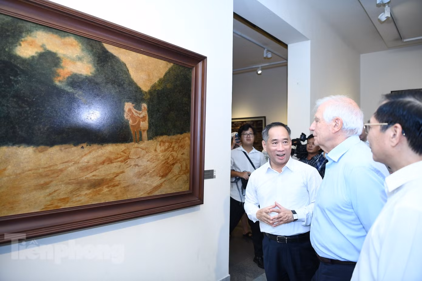 Bộ trưởng Ngoại giao Bùi Thanh Sơn và Đại diện cấp cao EU Josep Borrell nghe giới thiệu về tác phẩm nghệ thuật trong Bảo tàng. (Ảnh: Như Ý)