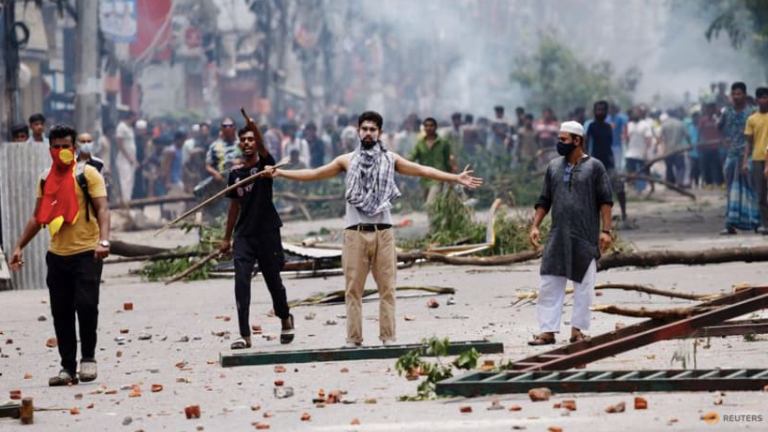 Thanh niên Bangladesh biểu tình trên đường phố Dhaka ngày 19/7. (Ảnh: Reuters) Thanh niên Bangladesh biểu tình trên đường phố Dhaka ngày 19/7. (Ảnh: Reuters)