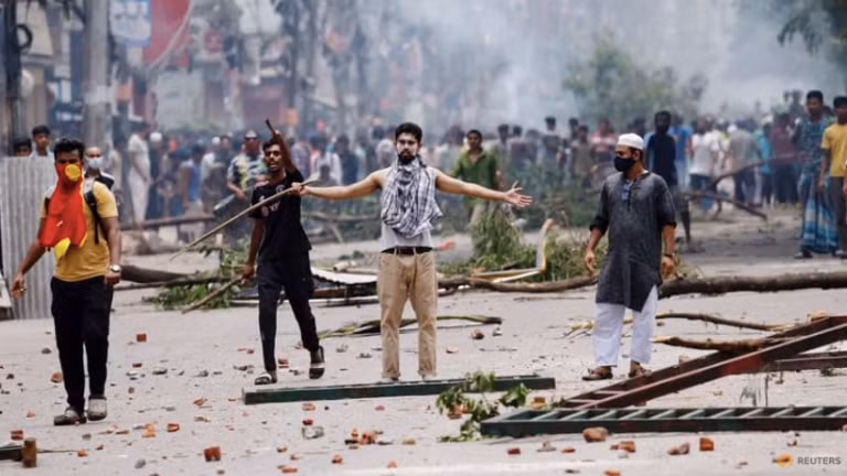 Thanh niên Bangladesh biểu tình trên đường phố Dhaka ngày 19/7. (Ảnh: Reuters)