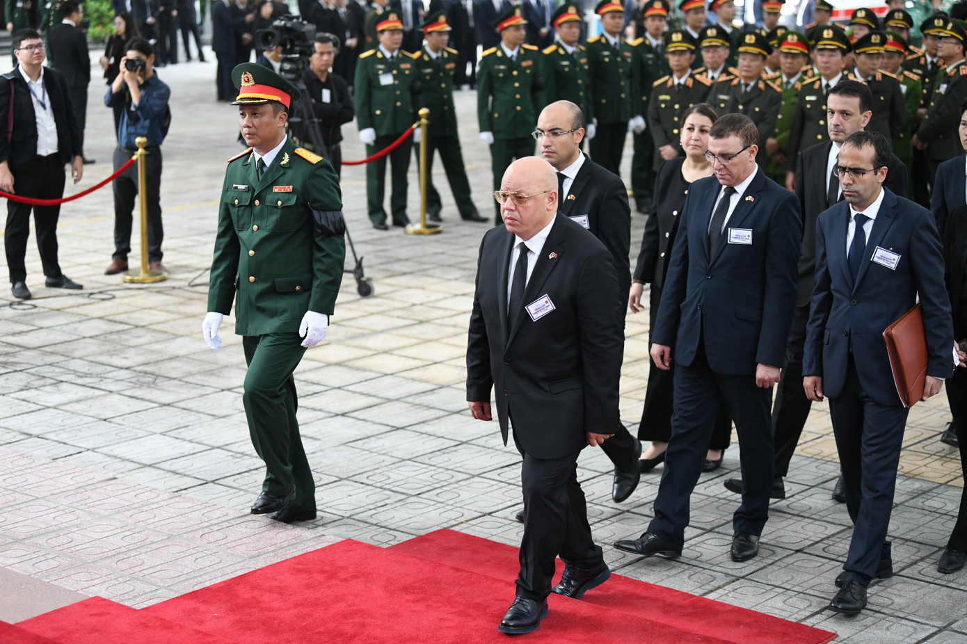 Bộ trưởng Bộ Cựu chiến binh và người có công Algeria Laid Rebigua dẫn đoàn vào viếng. (Ảnh: Như Ý)