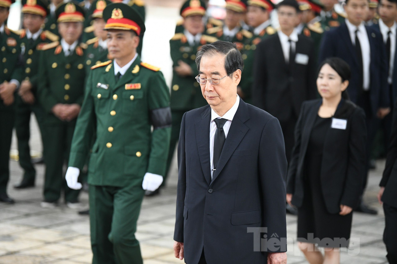 Thủ tướng Hàn Quốc Han Duck Soo dẫn đầu đoàn đại biểu cấp cao Chính phủ Hàn Quốc vào viếng Tổng Bí thư Nguyễn Phú Trọng. (Ảnh: Như Ý)