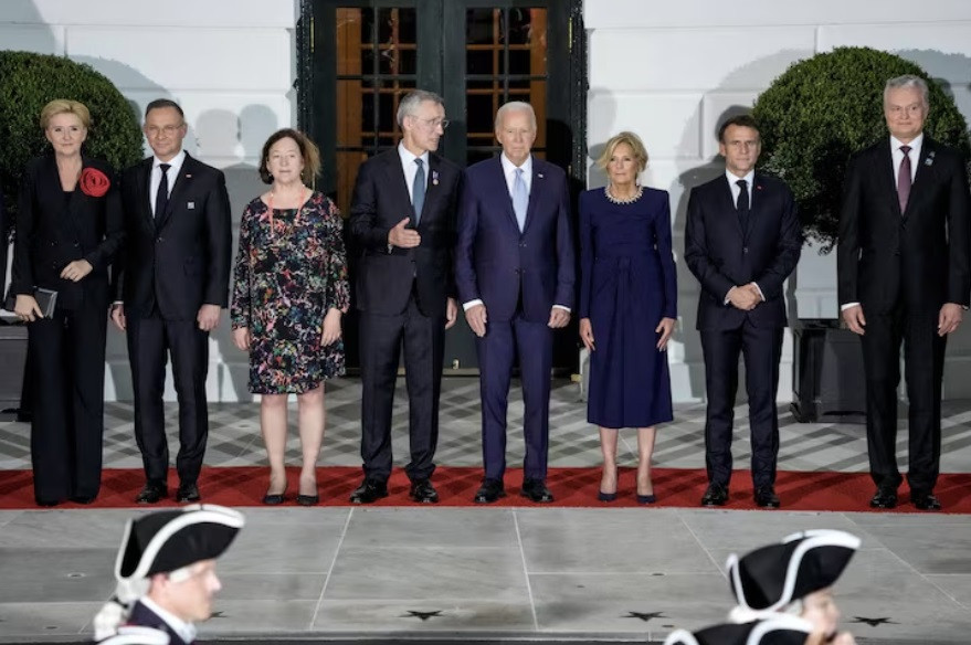 Tổng thống Mỹ Joe Biden cùng phu nhân chụp ảnh chung với các lãnh đạo khác của NATO tại tiệc chiêu đãi, tối 10/7. (Ảnh: Reuters)
