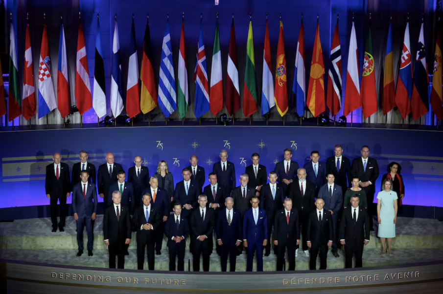 Lãnh đạo các nước NATO chụp ảnh chung tại hội nghị kỷ niệm 75 năm thành lập liên minh. (Ảnh: Reuters) Lãnh đạo các nước NATO chụp ảnh chung tại hội nghị kỷ niệm 75 năm thành lập liên minh. (Ảnh: Reuters)