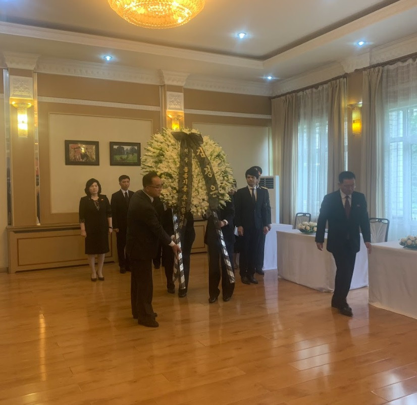 Đoàn đại biểu cấp cao Triều Tiên đến viếng Tổng Bí thư Nguyễn Phú Trọng. (Ảnh: Mofa) Đoàn đại biểu cấp cao Triều Tiên đến viếng Tổng Bí thư Nguyễn Phú Trọng. (Ảnh: Mofa)